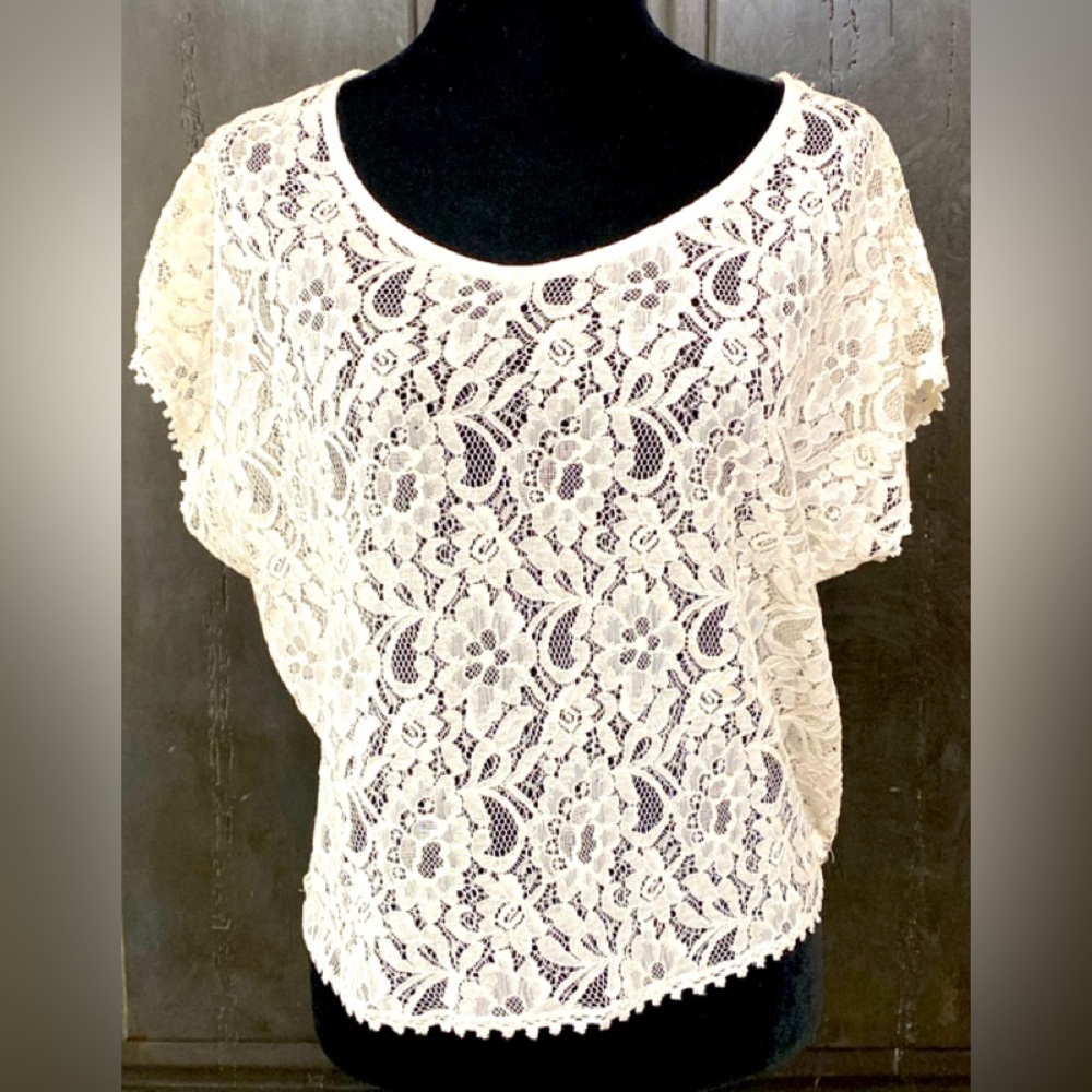 Mossimo shortsleeved cropped off white lace top - Size Xlarge